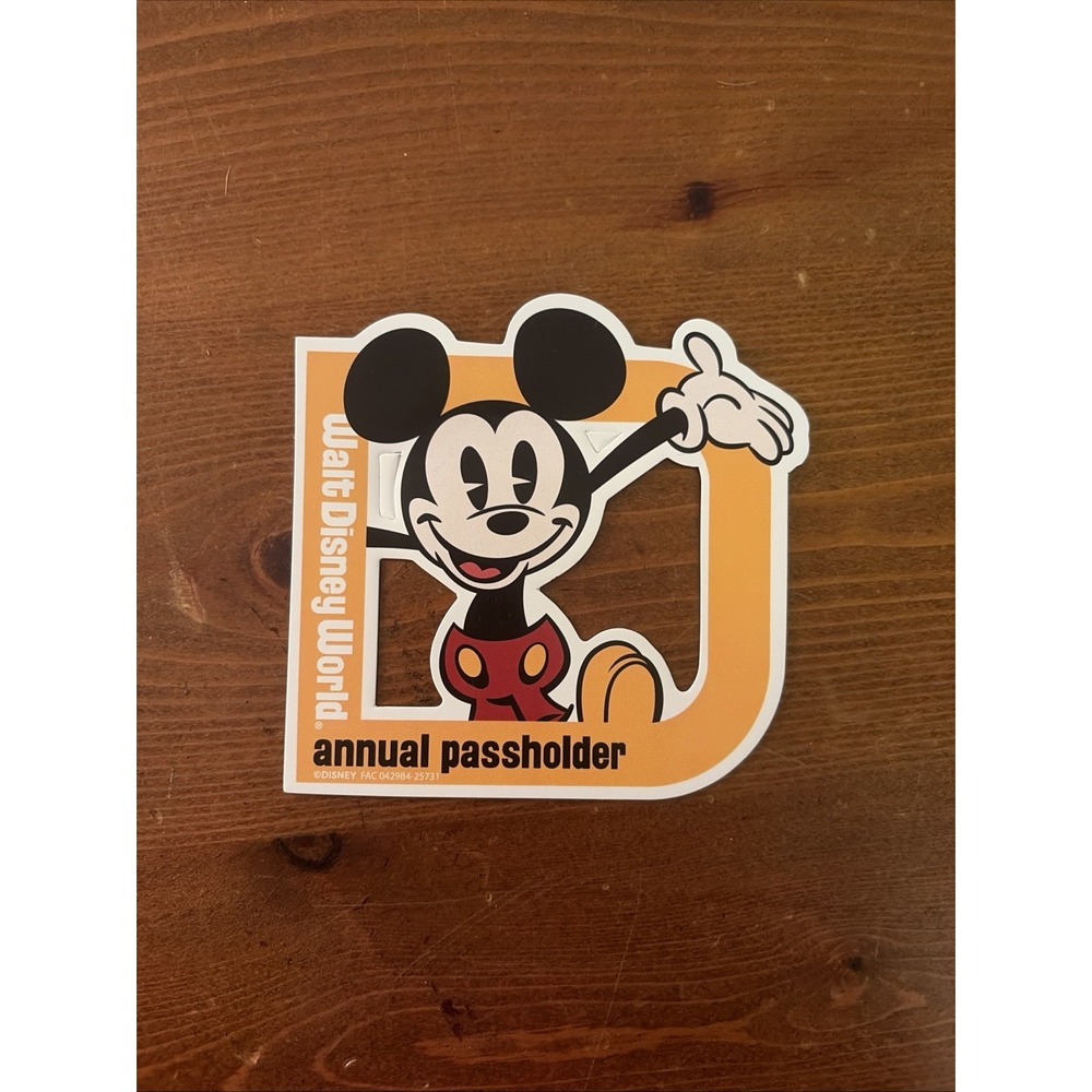 Adorable Authentic 2025 WDW Annual Passholder Mickey Mouse Magnet New‎